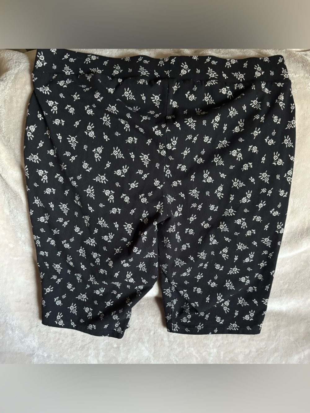 Torrid Black & White Floral Pull-On Women’s Shorts 3/3X